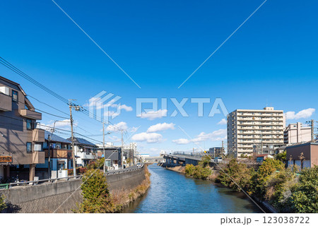 松戸市　新坂川と青空の町風景 123038722