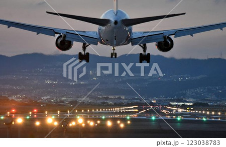 飛行機撮影・観光の聖地 大阪伊丹空港 迫力の夜間離発着 飛行機撮影・観光の聖地 大阪伊丹空港 迫力の夜間離発着 123038783