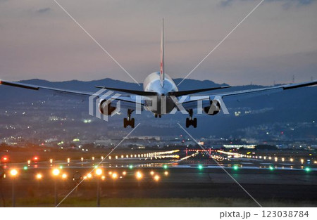 飛行機撮影・観光の聖地 大阪伊丹空港 迫力の夜間離発着 飛行機撮影・観光の聖地 大阪伊丹空港 迫力の夜間離発着 123038784
