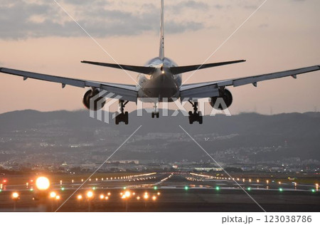 飛行機撮影・観光の聖地　大阪伊丹空港　迫力の夜間離発着 123038786