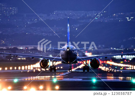 飛行機撮影・観光の聖地　大阪伊丹空港　迫力の夜間離発着 123038787