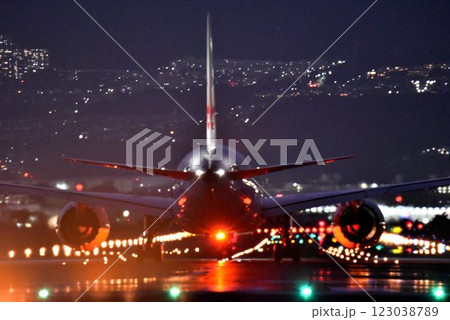 飛行機撮影・観光の聖地　大阪伊丹空港　迫力の夜間離発着 123038789
