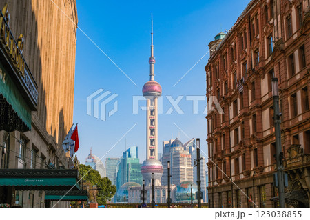 中国 上海市、南京東路と高層ビル群 123038855