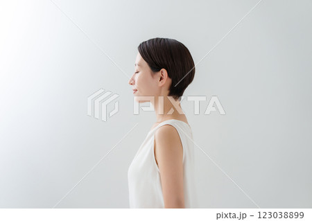 女性　スキンケア 123038899