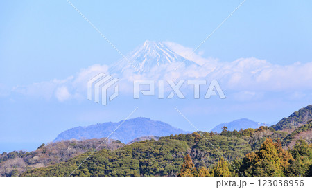富士山の見える棚田である石部棚田の冬 123038956