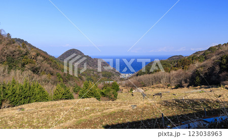 富士山の見える棚田である石部棚田の冬 123038963