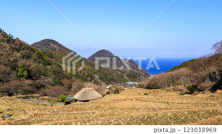 富士山の見える棚田である石部棚田の冬 123038969