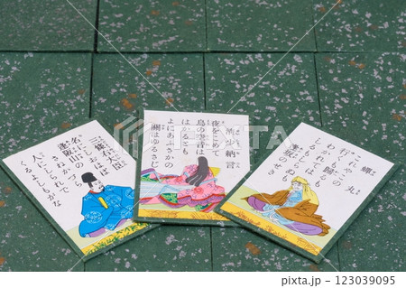 百人一首の逢坂の関の歌の札 123039095