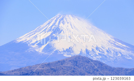 箱根町大観山からみた富士山と芦ノ湖 123039163