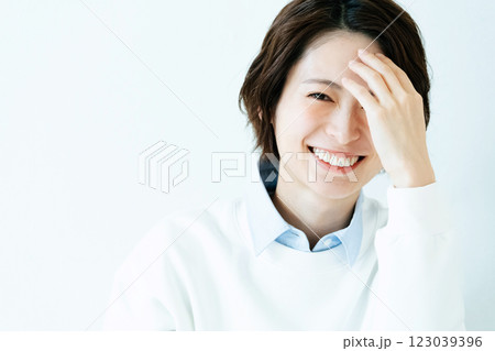 若い女性のポートレイト 123039396