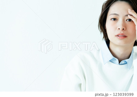 若い女性のポートレイト 123039399