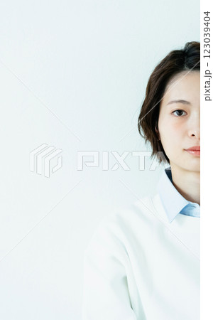 若い女性のポートレイト 123039404