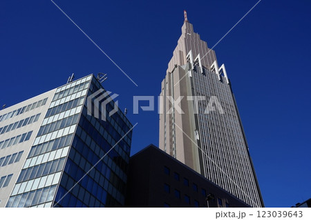 青空にそびえる高層ビルNTTドコモ代々木ビル　12月渋谷1150NTTドコモ代々木ビル(ドコモタワー 123039643
