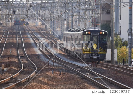 複々線東海道本線　さくら夙川を通過　特急かにカニはなかぜ「はなあかり」増結運転 123039727