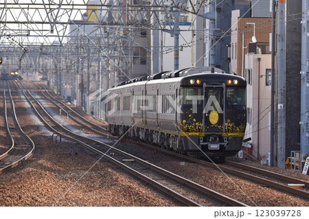 複々線東海道本線　さくら夙川を通過　特急かにカニはなかぜ「はなあかり」増結運転 123039728