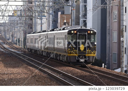 複々線東海道本線　さくら夙川を通過　特急かにカニはなかぜ「はなあかり」増結運転 123039729