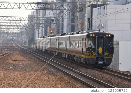 複々線東海道本線　さくら夙川を通過　特急かにカニはなかぜ「はなあかり」増結運転 123039732