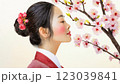 桜を見る美しい若い女性 123039841
