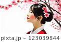 桜を見る美しい若い女性 123039844