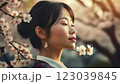 桜を見る美しい若い女性 123039845