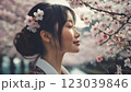 桜を見る美しい若い女性 123039846