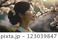 桜を見る美しい若い女性 123039847