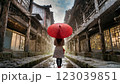古風なアジアの建物の中雨の中、赤い傘をさす女性 123039851