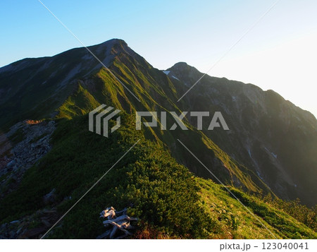 夏の朝焼けの鹿島槍ヶ岳 夏の朝焼けの鹿島槍ヶ岳 123040041