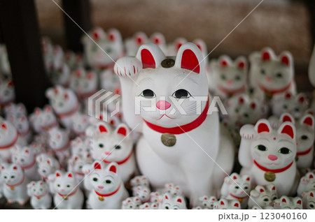 東京、世田谷区の豪徳寺の招き猫 123040160