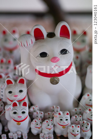 東京、世田谷区の豪徳寺の招き猫 123040161