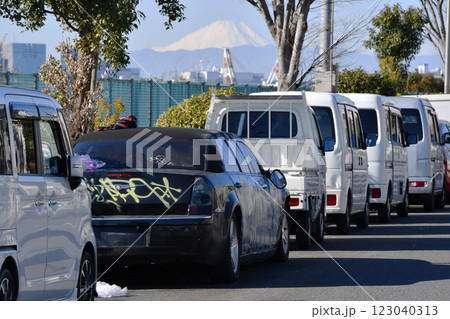 放置自動車車と富士山17 123040313