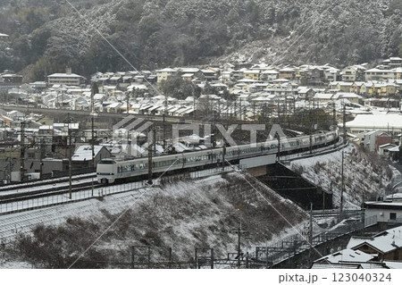 複々線東海道本線 雪景色の山科大カーブを快走 特急サンダーバード 複々線東海道本線 雪景色の山科大カーブを快走 特急サンダーバード 123040324