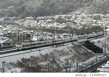 複々線東海道本線 雪景色の山科大カーブを快走 特急サンダーバード 複々線東海道本線 雪景色の山科大カーブを快走 特急サンダーバード 123040325