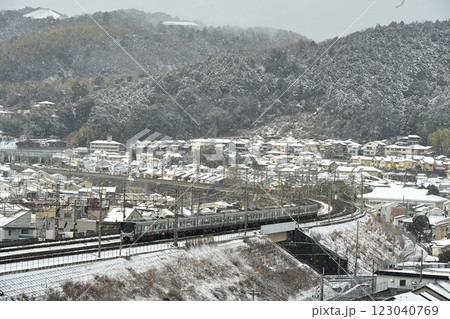 複々線東海道本線　雪景色の山科大カーブを通過する新快速 123040769