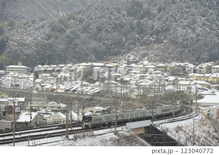 複々線東海道本線　雪景色の山科大カーブを通過する新快速 123040772