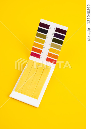 universal indicator paper with acidic testing. universal indicator paper with acidic testing. 123040869