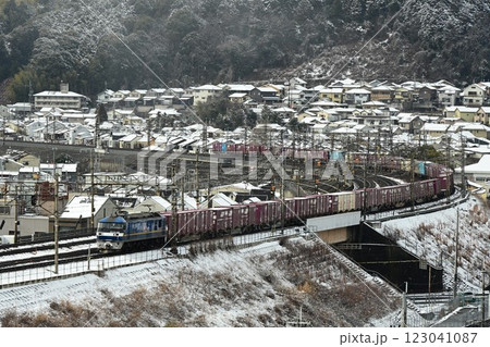 東海道本線 雪景色の山科大カーブを行く 上り高速貨物列車 東海道本線 雪景色の山科大カーブを行く 上り高速貨物列車 123041087
