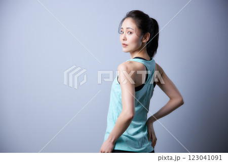 スポーツウエアの若い女性 スポーツウエアの若い女性 123041091