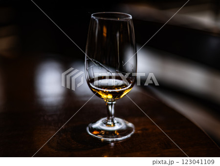 ウイスキーイメージ　グラス　テイスティング　蒸留所　ストレート　酒　洋酒　whisky 123041109