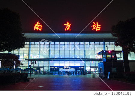 中国 南京市、夜の南京駅、北広場 123041195