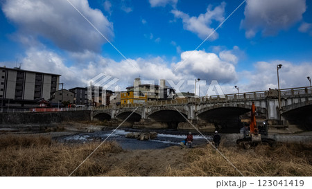 七条大橋  鴨川　京都　鴨　河川　観光地　日本　快晴　工事 123041419