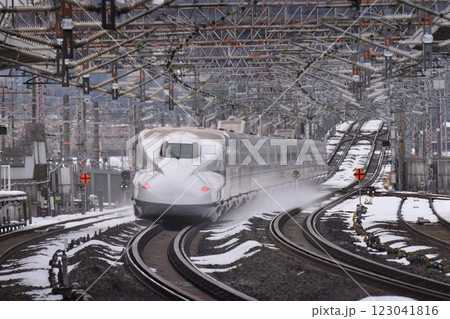 東海道新幹線　冬の米原駅　高速走行シーン 123041816