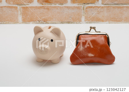 豚の貯金箱とがま口で貯金のイメージ 豚の貯金箱とがま口で貯金のイメージ 123042127