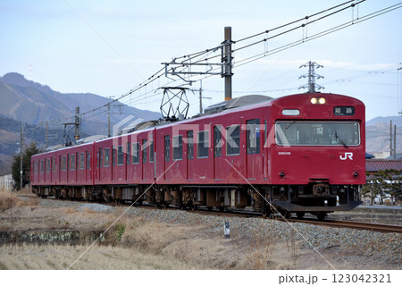 播但線を走る103系3500番台普通電車4両 123042321