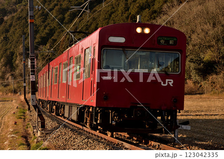 播但線を走る103系3500番台普通電車2両 123042335