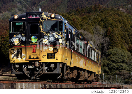 播但線を走るキハ40系単行列車 播但線を走るキハ40系単行列車 123042340
