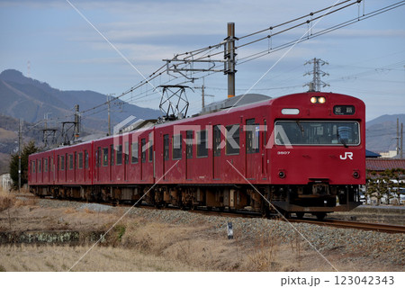 播但線を走る103系3500番台普通電車4両 123042343