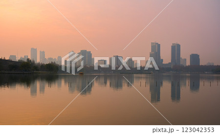中国 南京市、夕暮れの玄武湖 中国 南京市、夕暮れの玄武湖 123042353