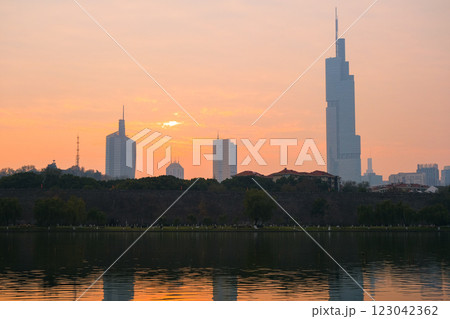 中国 南京市、夕暮れの玄武湖 123042362