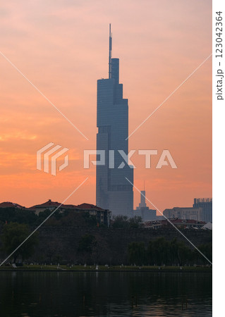 中国 南京市、夕暮れの紫峰タワー 中国 南京市、夕暮れの紫峰タワー 123042364